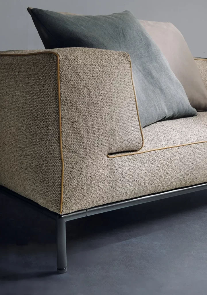 Cette photo montre le canapé linéaire Perry Up de Flexform.