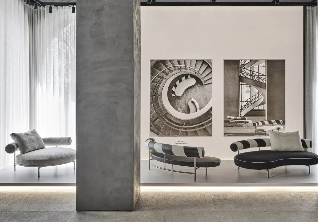 Cette photo montre le canapé linéaire Supermax de Flexform.