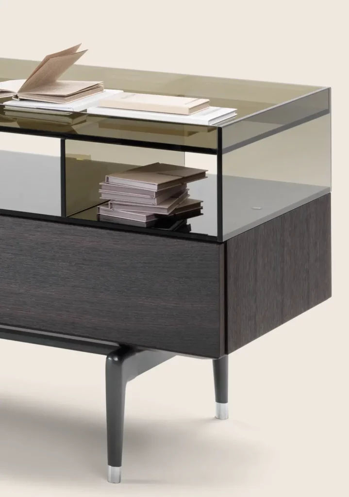 Queste foto mostra la libreria Jeremy di Flexform