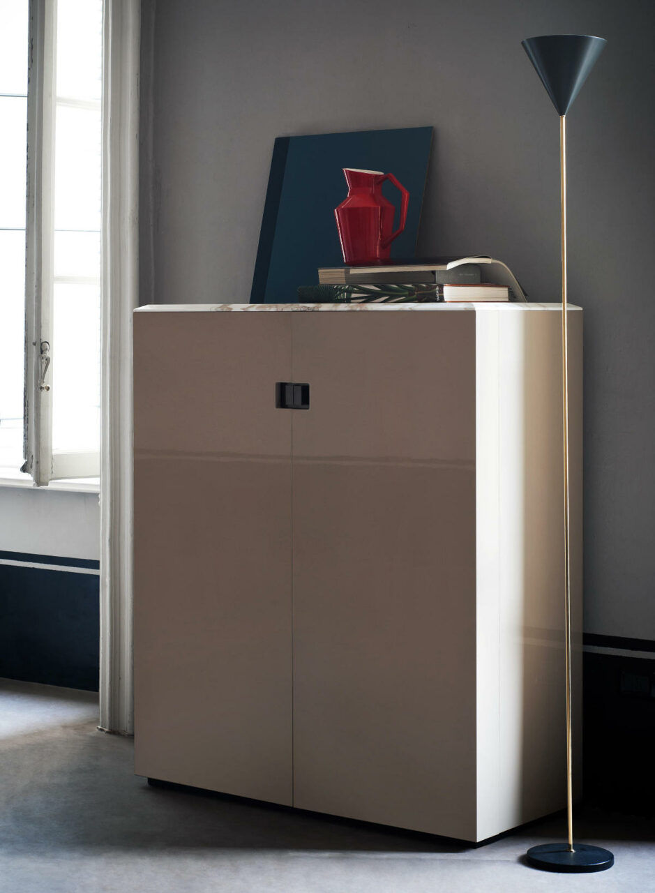 These photos show the Rafael bookcase by Flexform