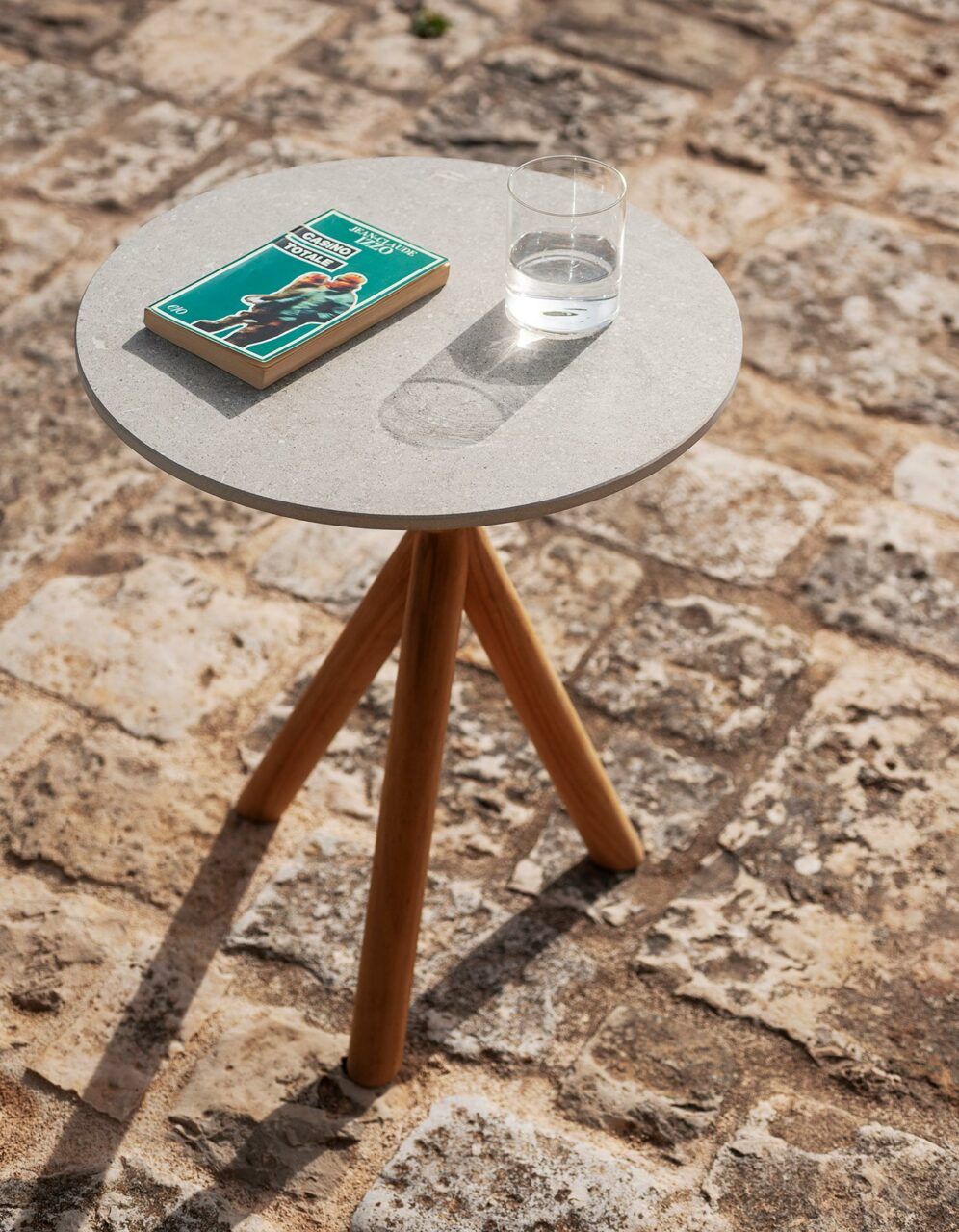 Cette photo montre la table d'extérieur Stork de RODA