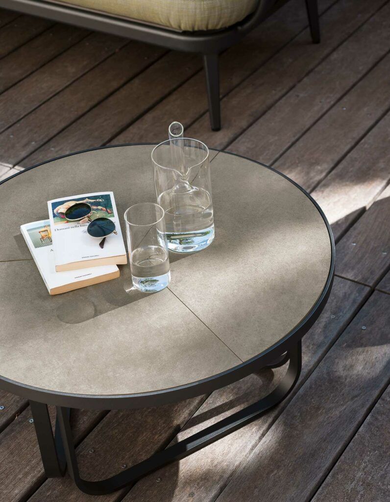 Cette photo montre la table d'extérieur Thea de RODA