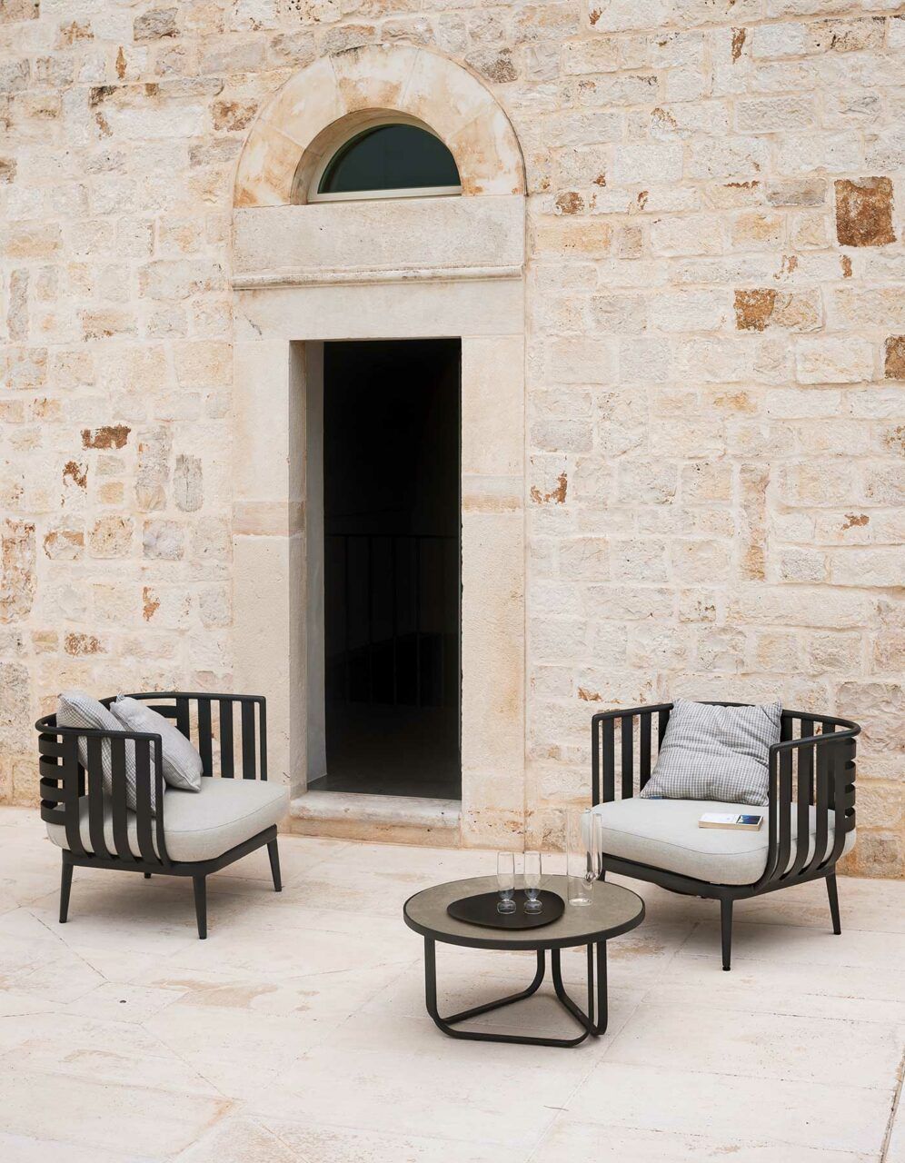 Cette photo montre la table d'extérieur Thea de RODA