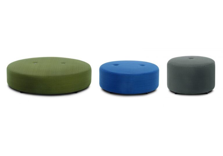 Dieses Foto zeigt Double outdoor poufs von RODA