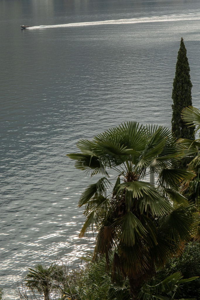 Questa foto mostra il progetto di Peverelli Design realizzato sul lago di Como in una villa moderna