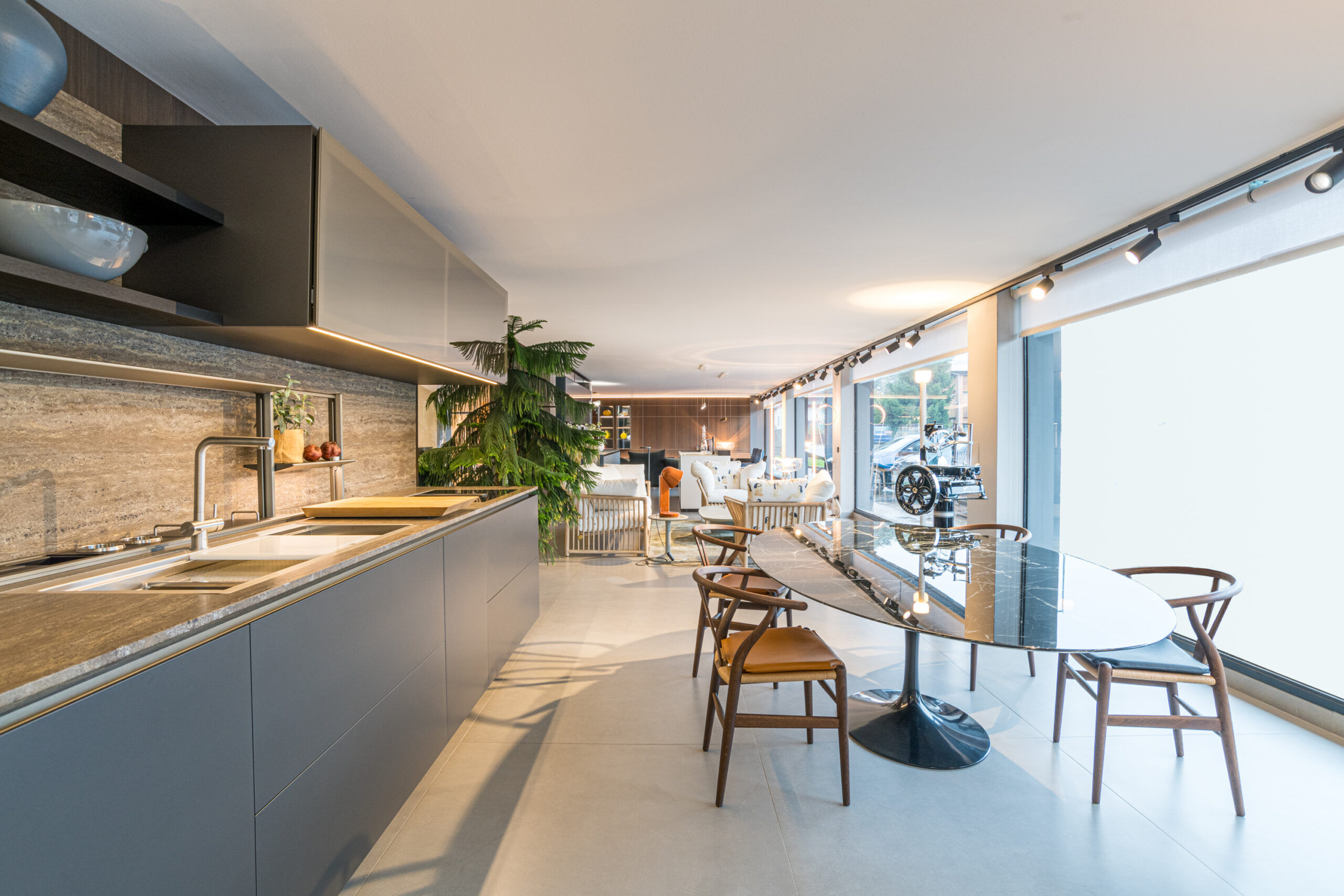 Questa foto mostra lo Showroom di design di Peverelli Design a Bulgarograsso.
