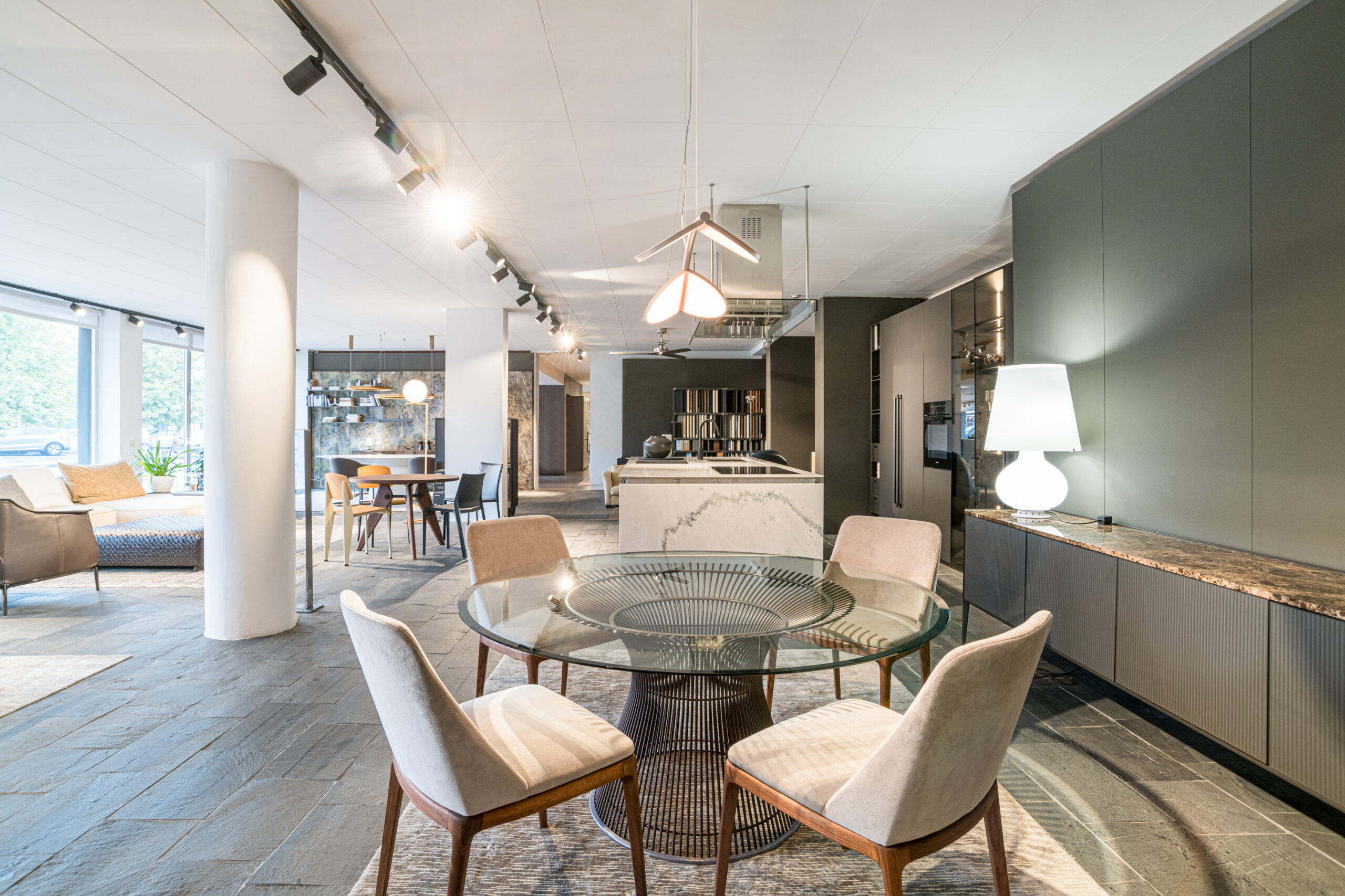 Questa foto mostra lo Showroom di design di Peverelli Design a Bulgarograsso.