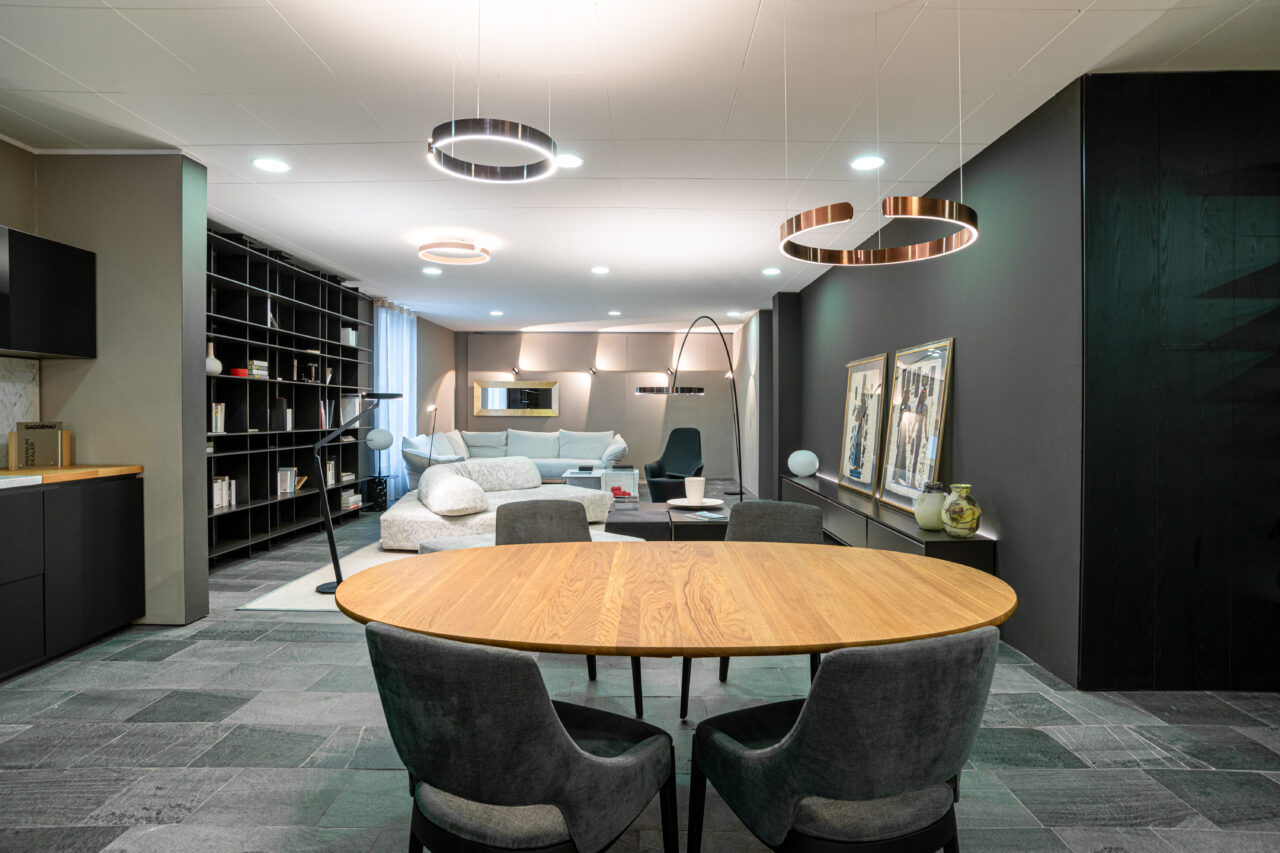 Questa foto mostra lo Showroom di design di Peverelli Design a Bulgarograsso.
