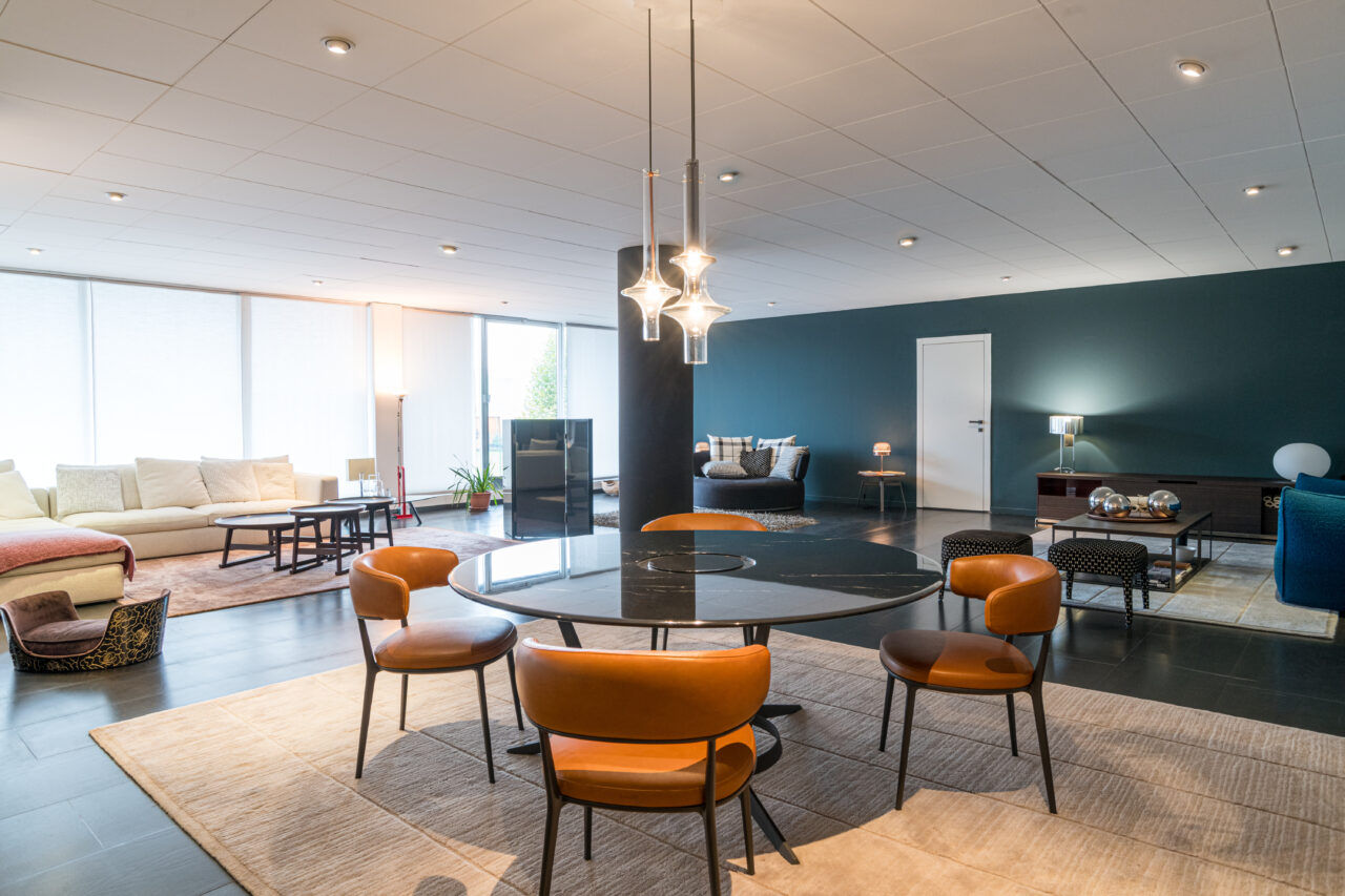 Questa foto mostra lo Showroom di design di Peverelli Design a Bulgarograsso.