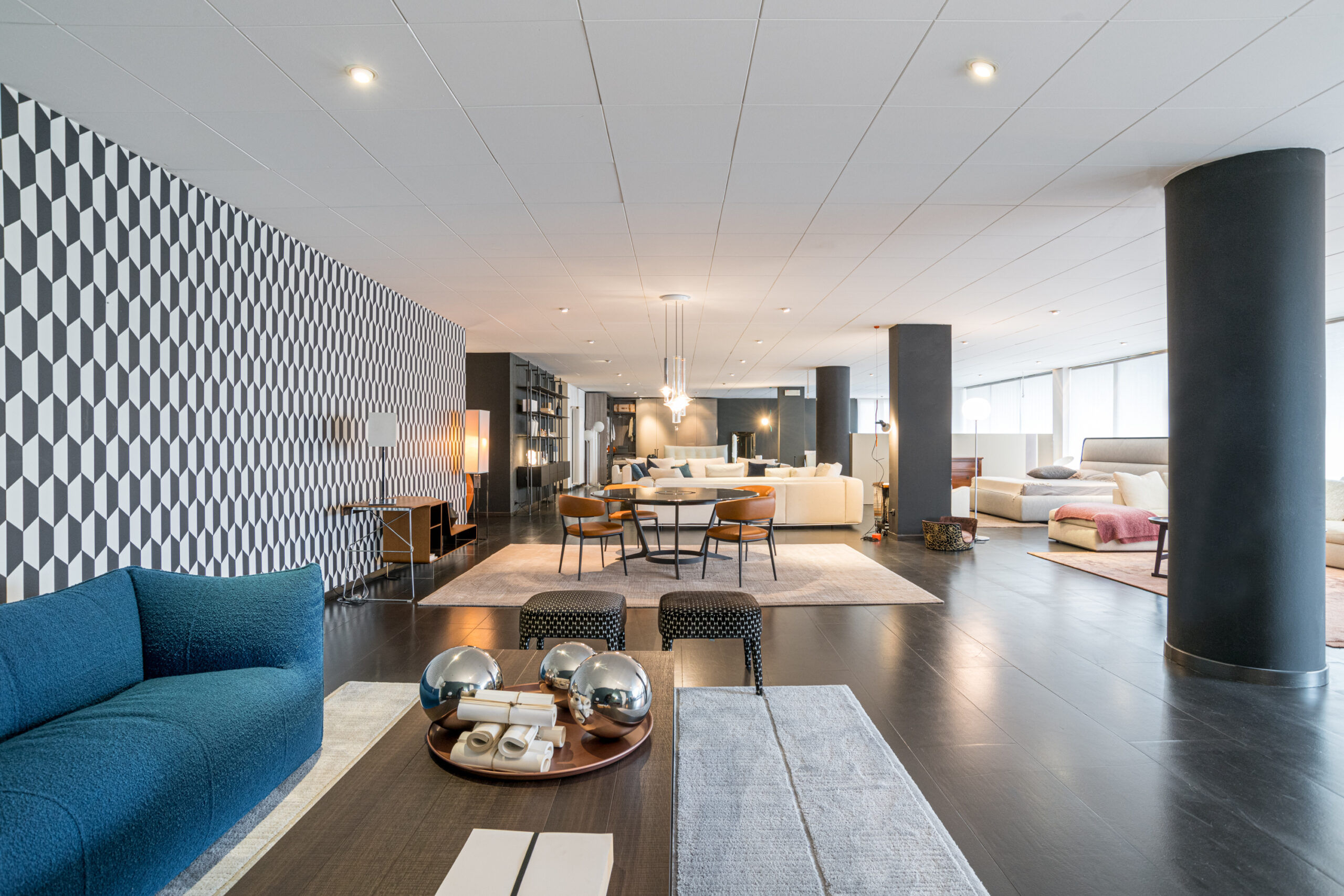 Questa foto mostra lo Showroom di design di Peverelli Design a Bulgarograsso.
