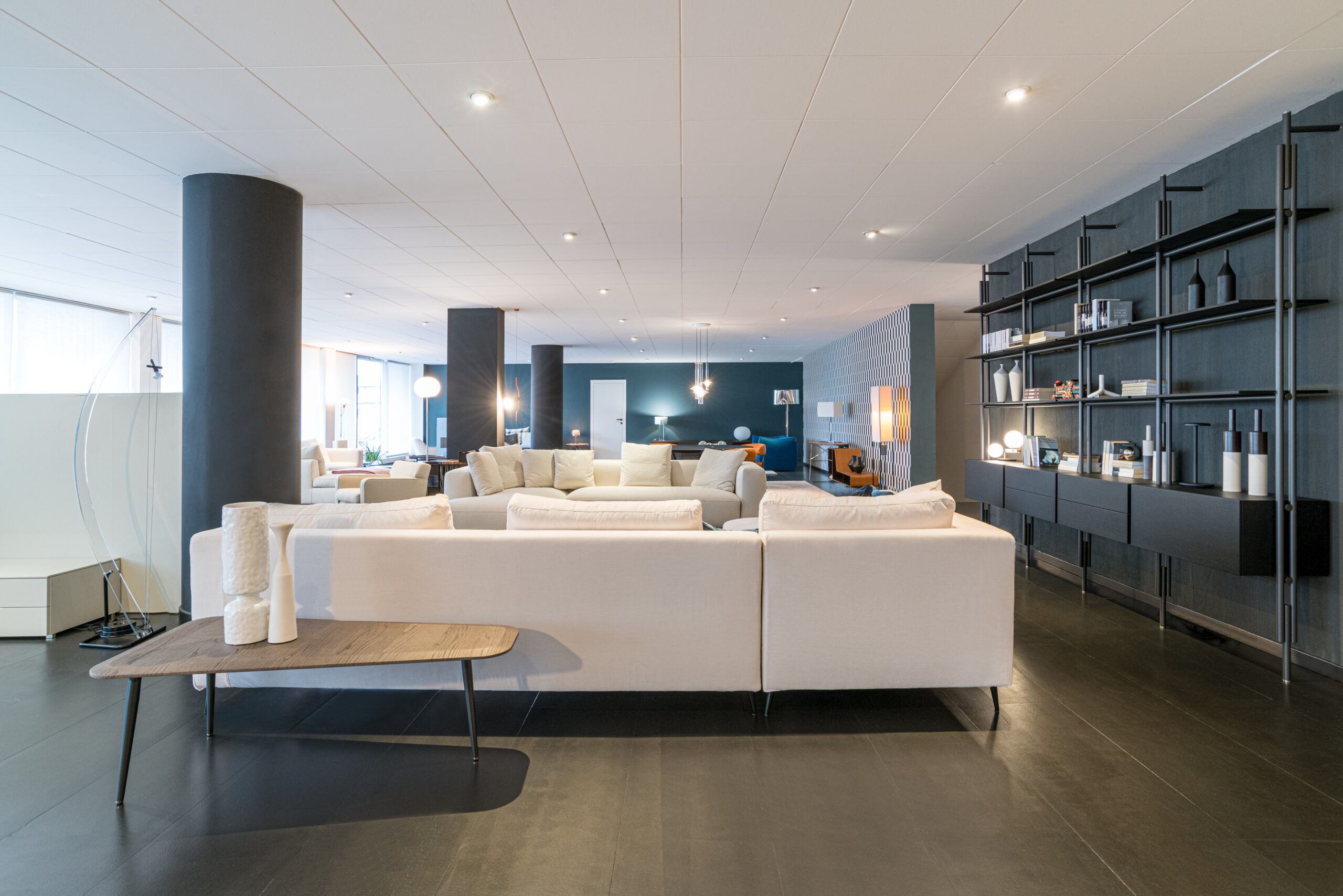 Questa foto mostra lo Showroom di design di Peverelli Design a Bulgarograsso.