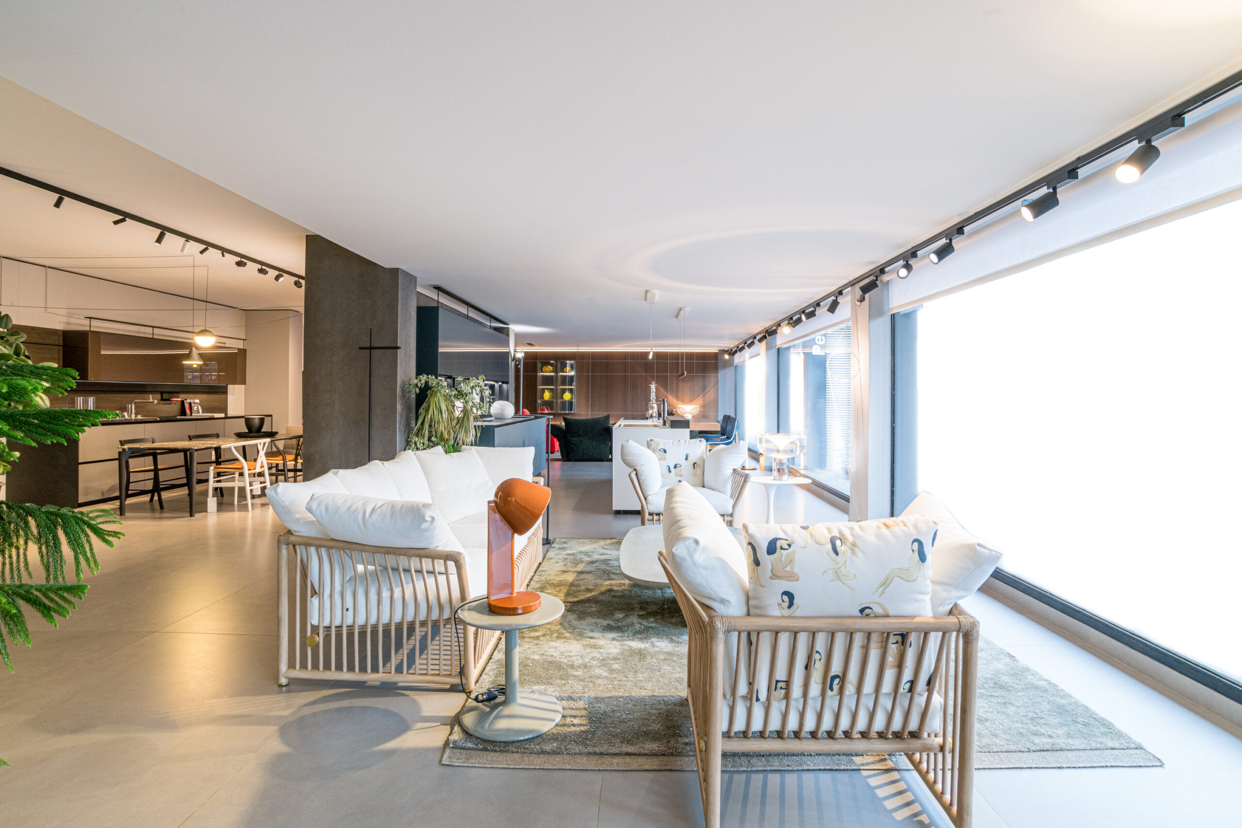 Questa foto mostra lo Showroom di design di Peverelli Design a Bulgarograsso.