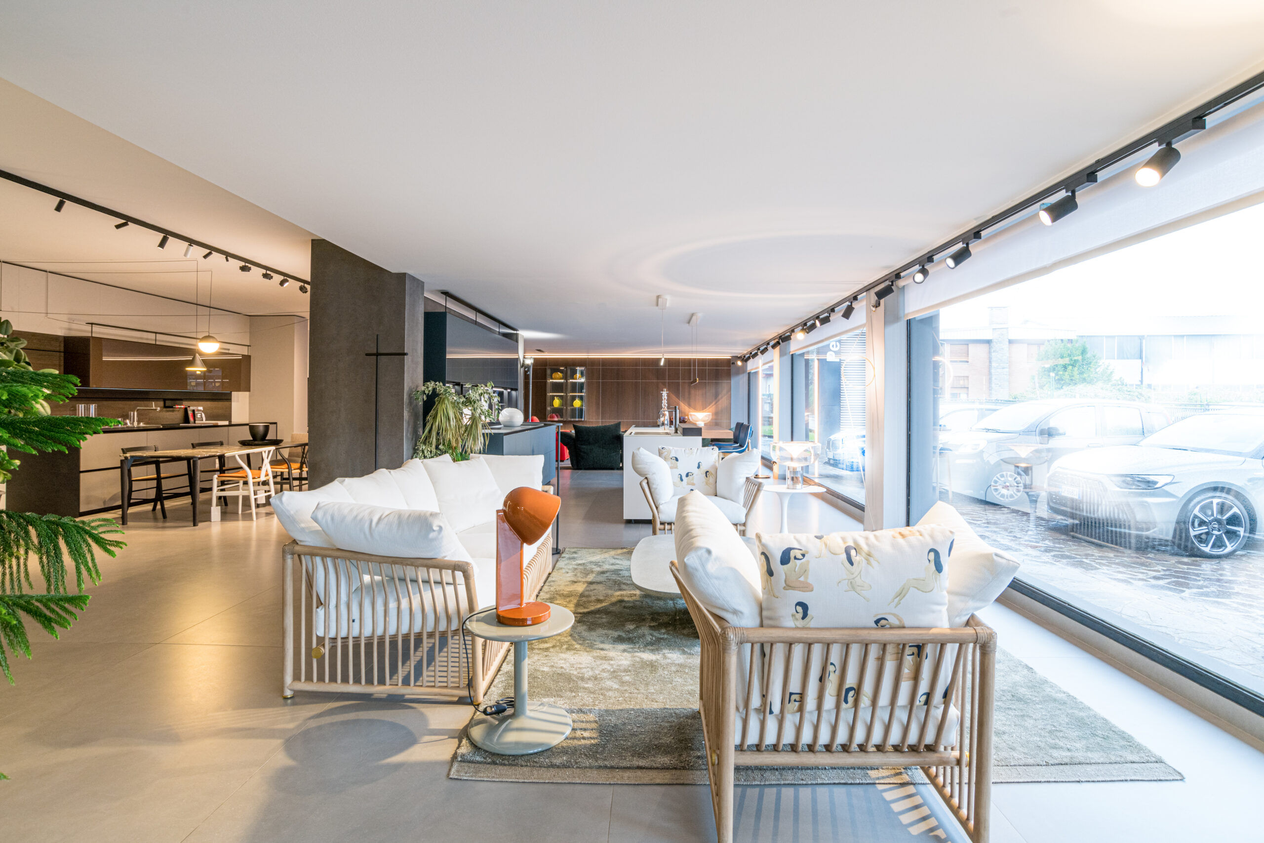 Questa foto mostra lo Showroom di design di Peverelli Design a Bulgarograsso.