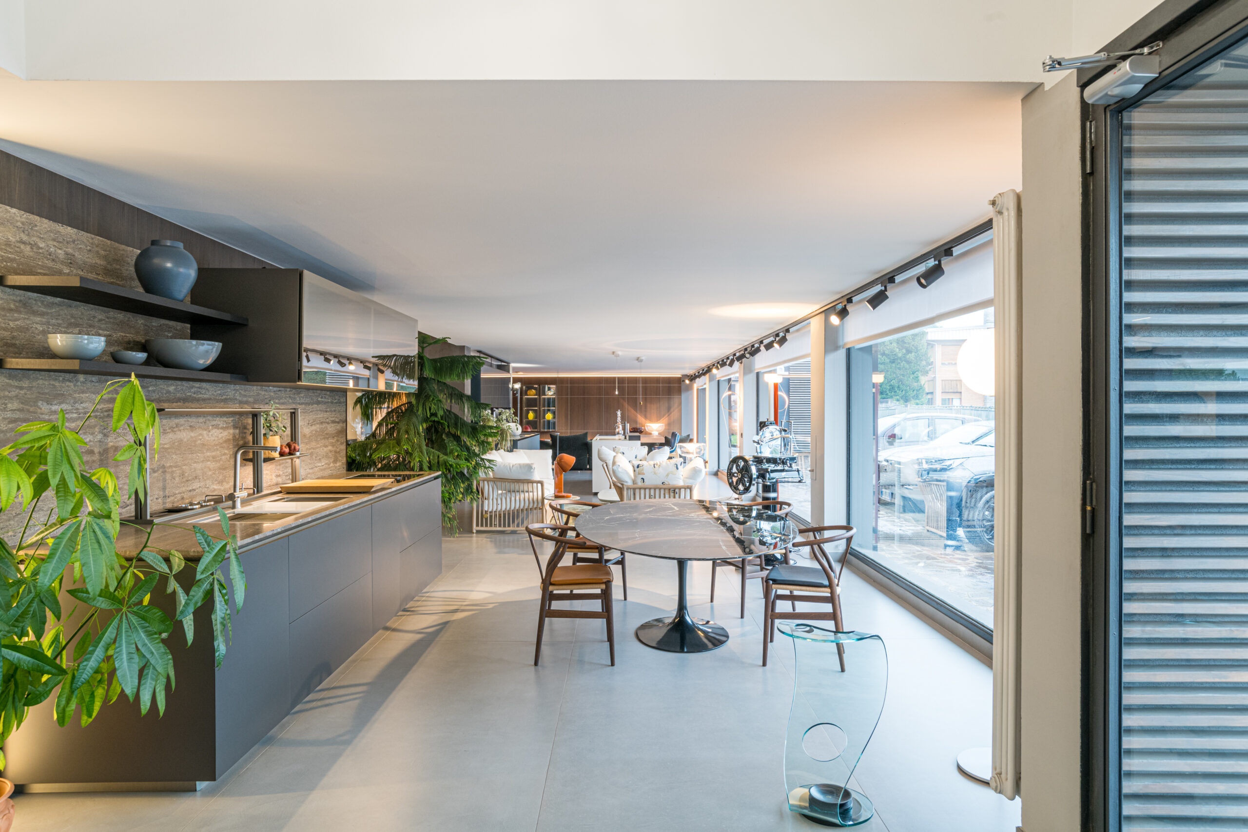 Questa foto mostra lo Showroom di design di Peverelli Design a Bulgarograsso.