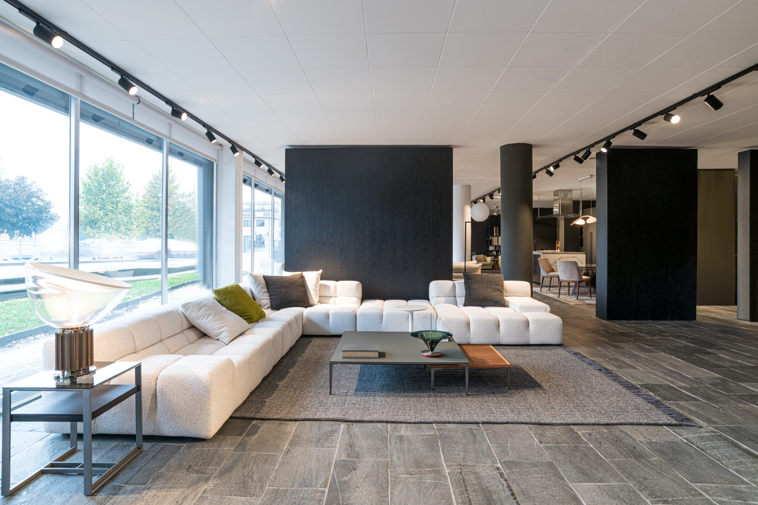 Questa foto mostra lo Showroom di design di Peverelli Design a Bulgarograsso.