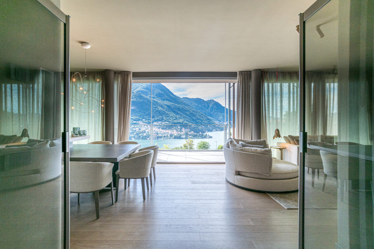 Interior design lago di como. La realizzazione di soggiorno di design sul lago di Como da parte dello studio interior design Peverelli Design