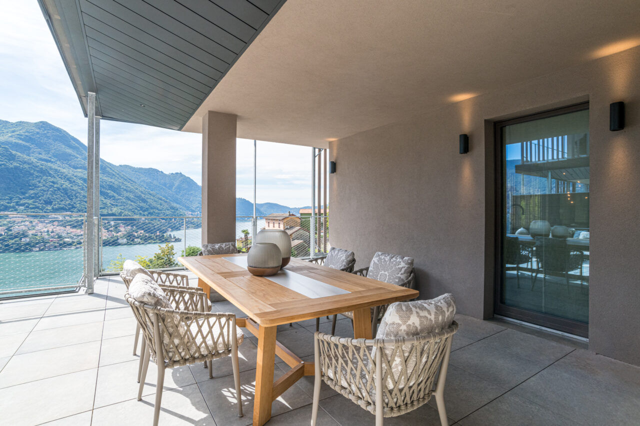 Interior design lago di como. La realizzazione di un ambiente outdoor sul lago di Como da parte dello studio interior design Peverelli Design