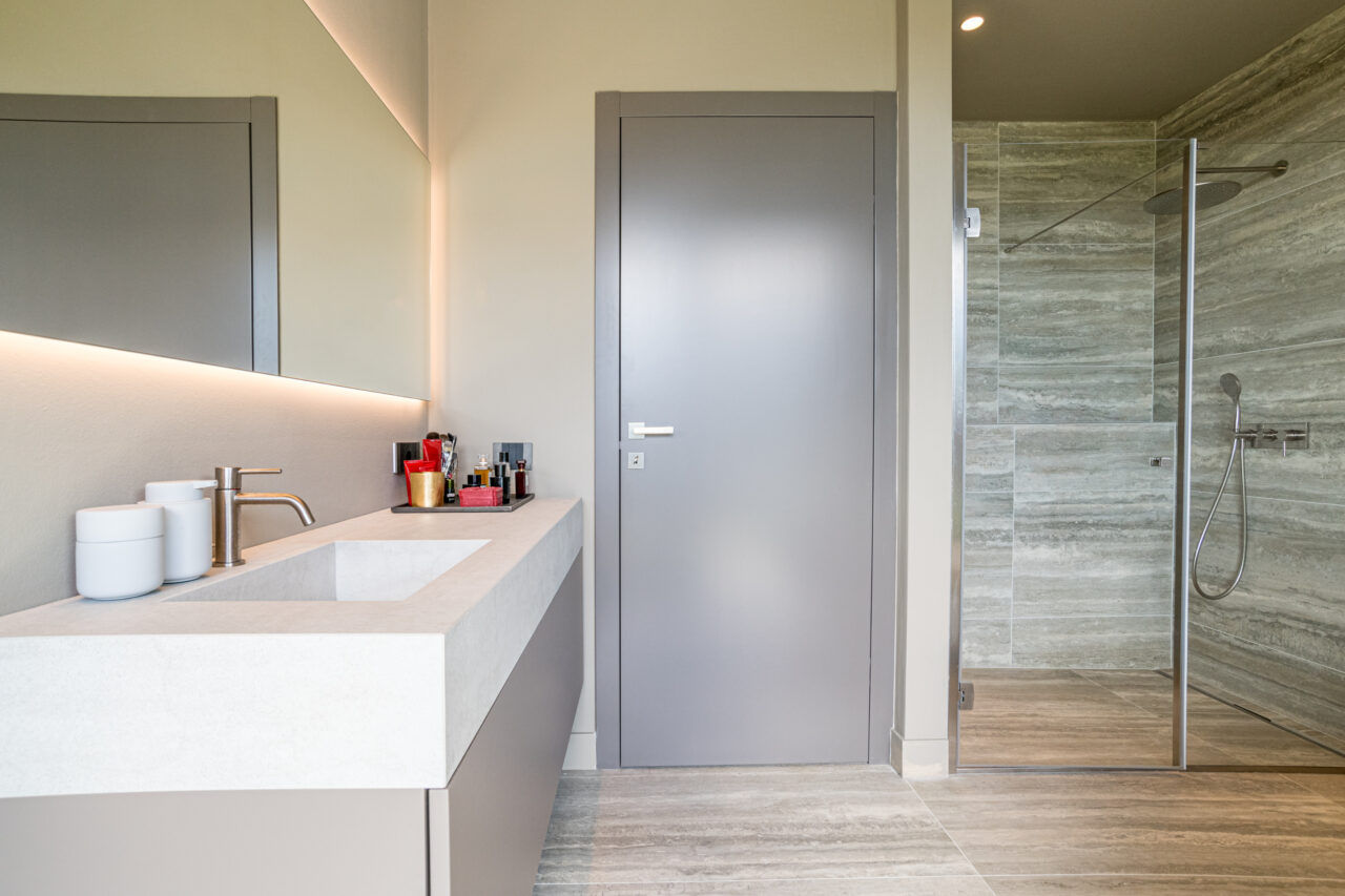Interior design lago di como. La realizzazione di un bagno di design sul lago di Como da parte dello studio interior design Peverelli Design