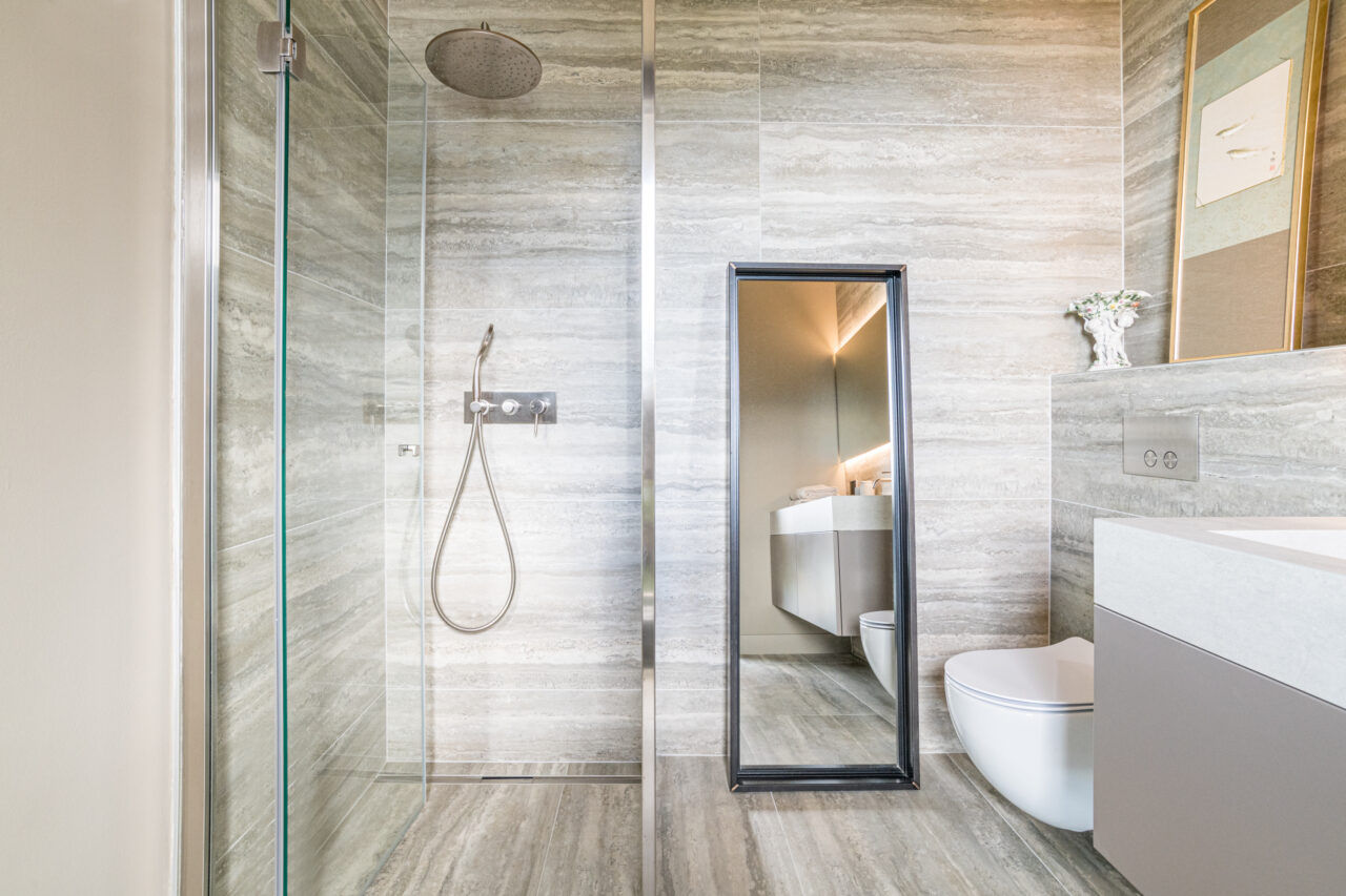 Interior design lago di como. La realizzazione di un bagno di design sul lago di Como da parte dello studio interior design Peverelli Design