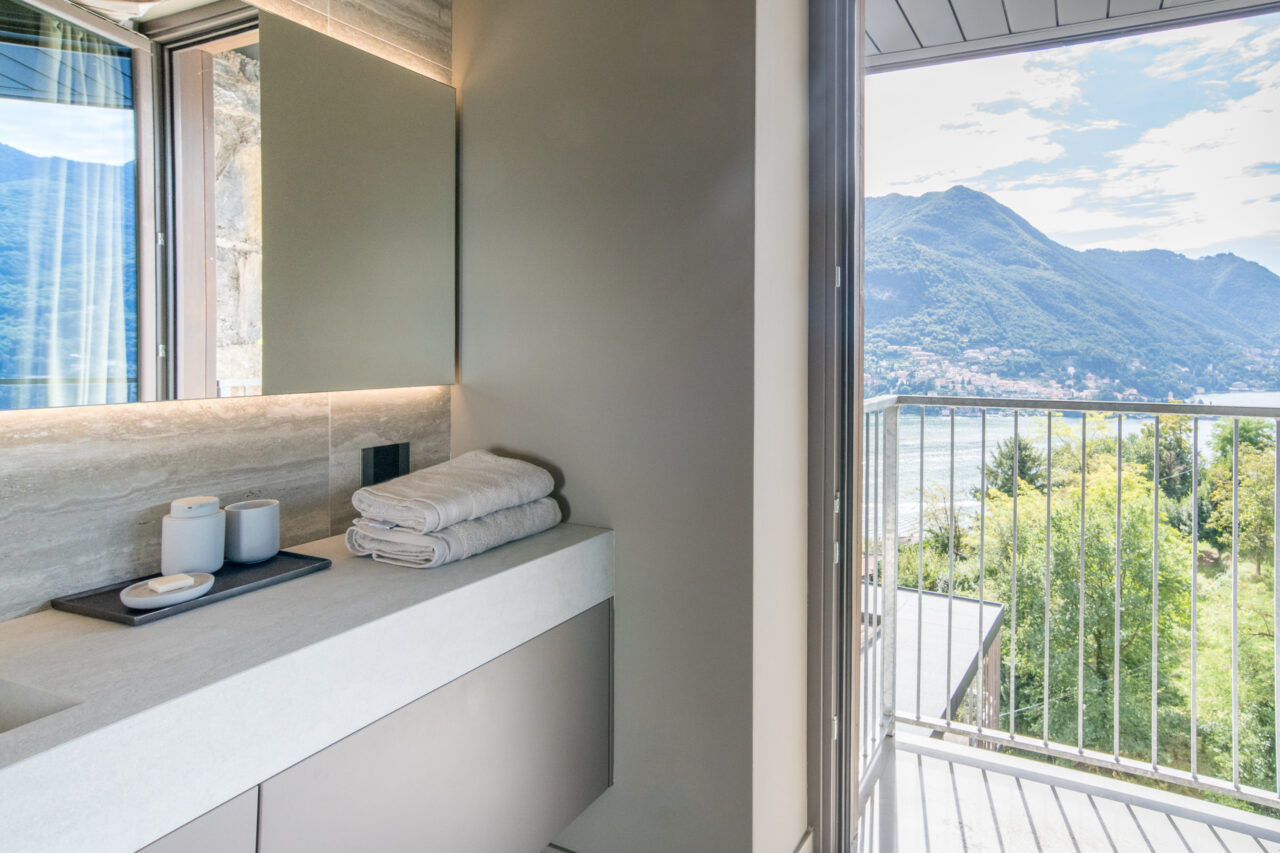 Interior design lago di como. La realizzazione di un bagno di design sul lago di Como da parte dello studio interior design Peverelli Design