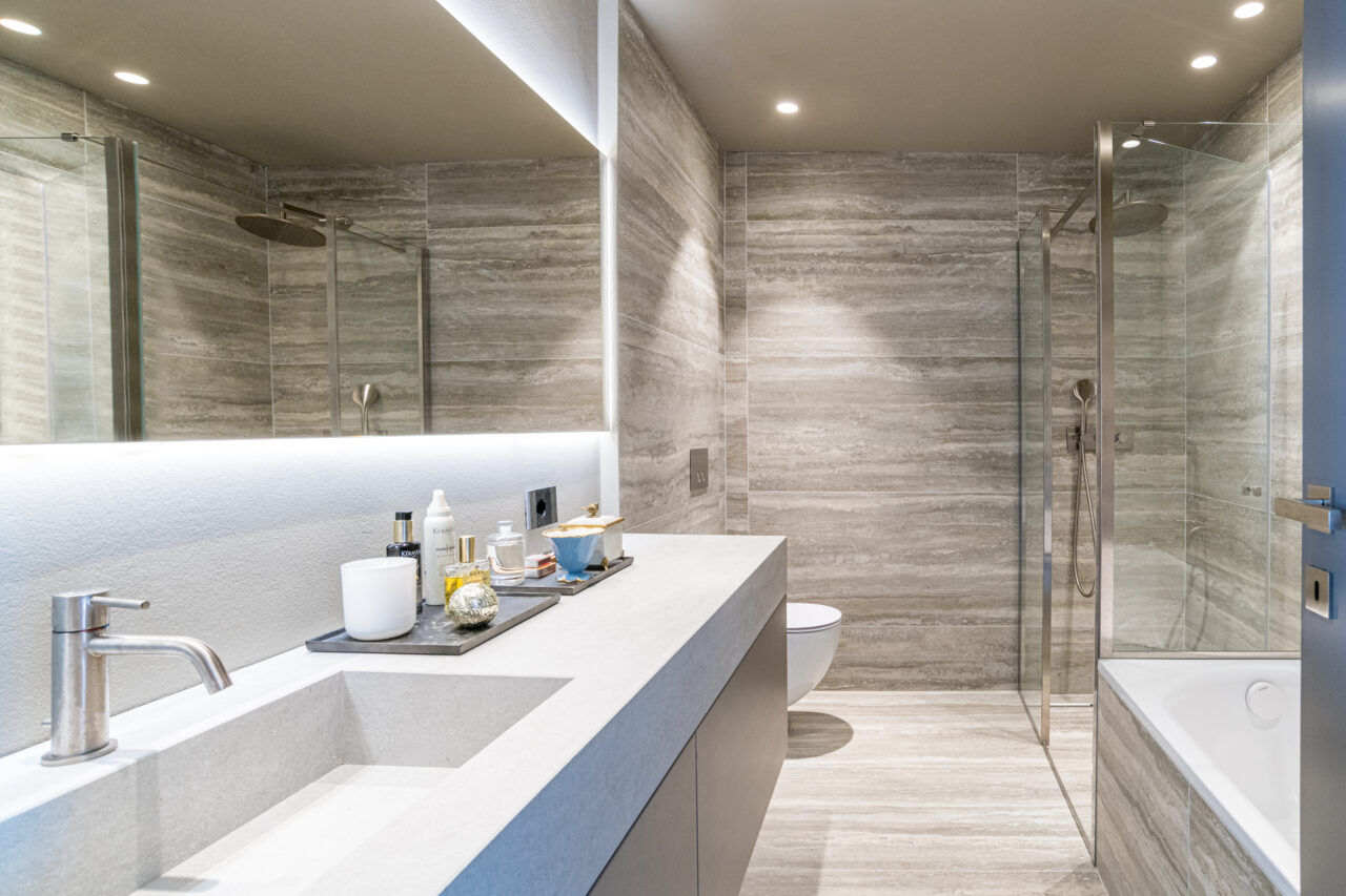 Interior design lago di como. La realizzazione di un bagno di design sul lago di Como da parte dello studio interior design Peverelli Design