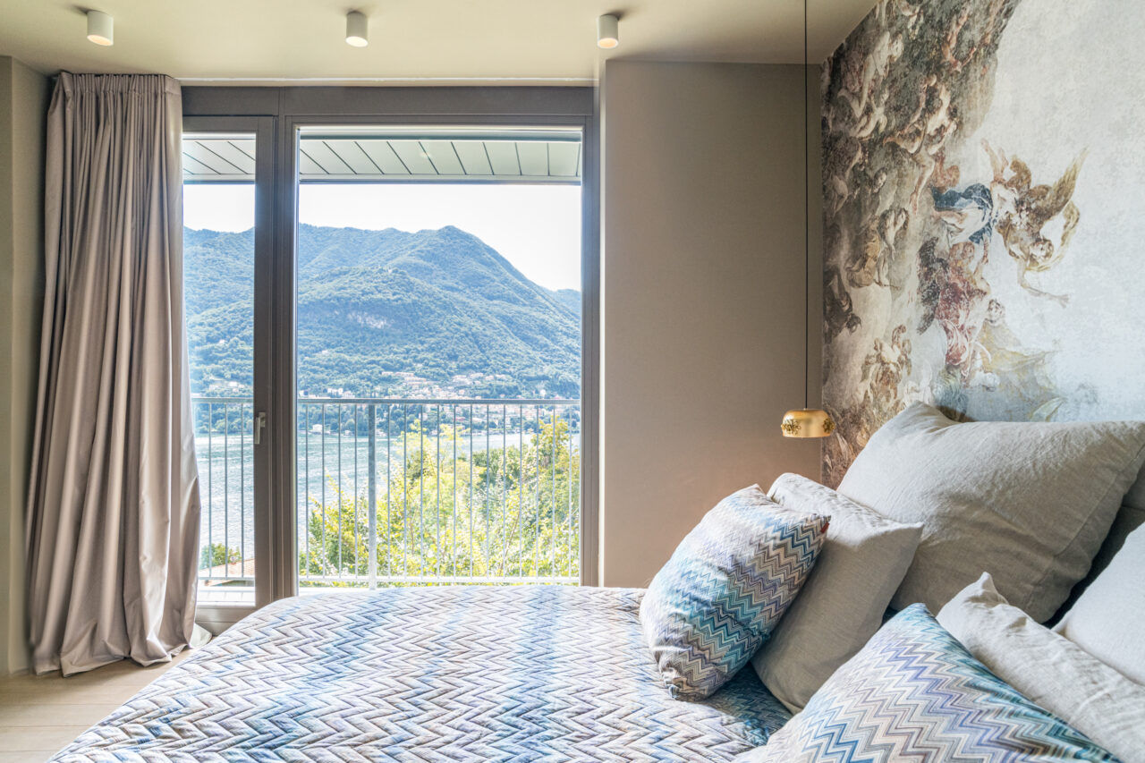 Interior design lago di Como. La realizzazione di una camera di design sul lago di Como da parte dello studio interior design Peverelli Design.