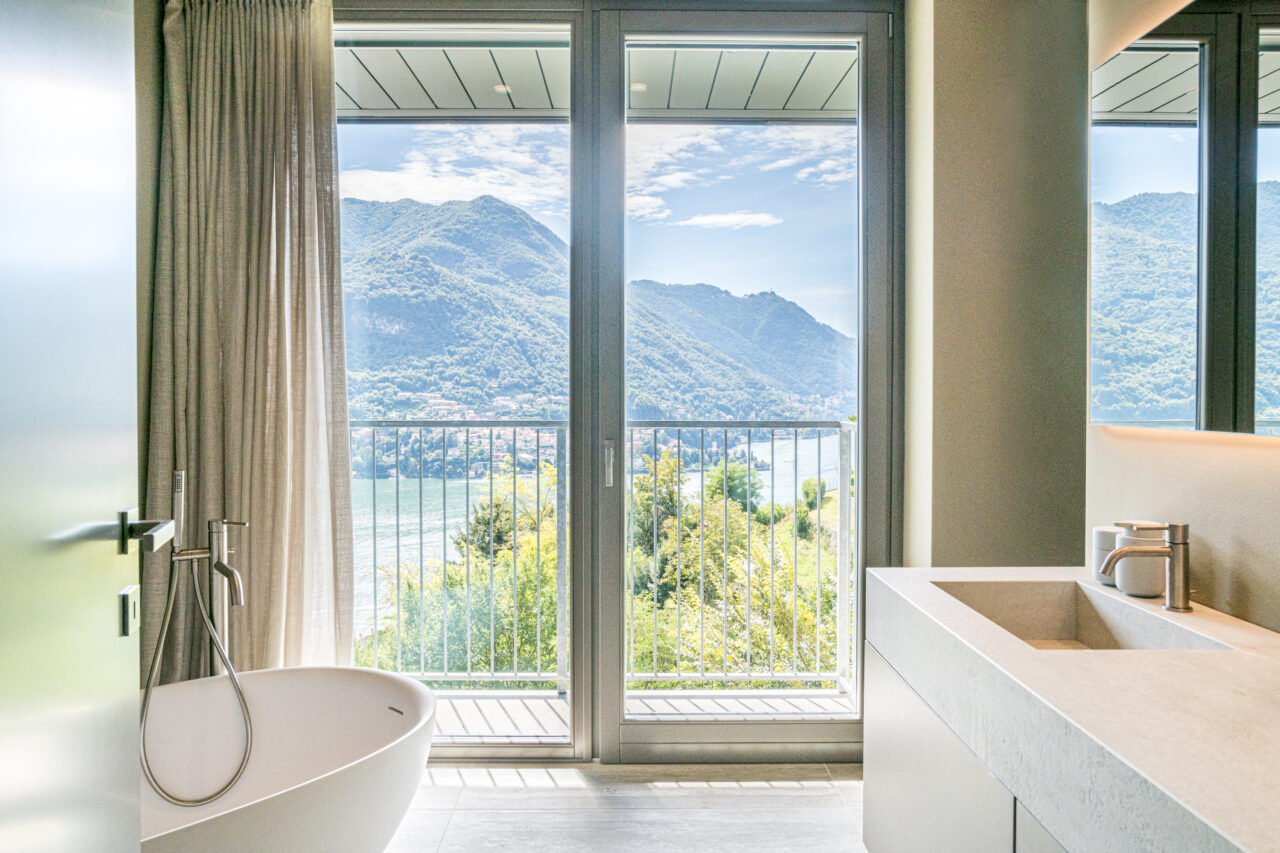 Interior design lago di como. La realizzazione di un bagno di design sul lago di Como da parte dello studio interior design Peverelli Design