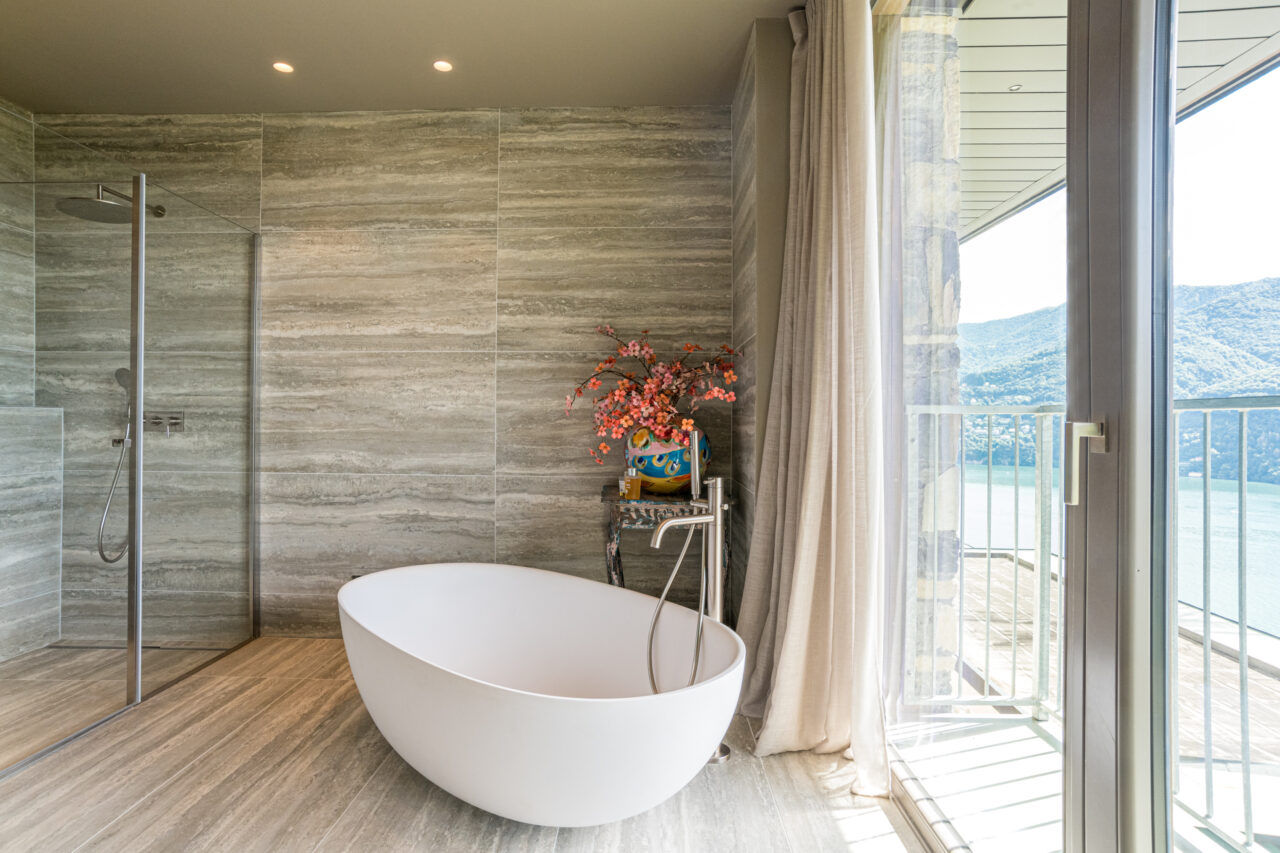 Interior design lago di como. La realizzazione di un bagno di design sul lago di Como da parte dello studio interior design Peverelli Design