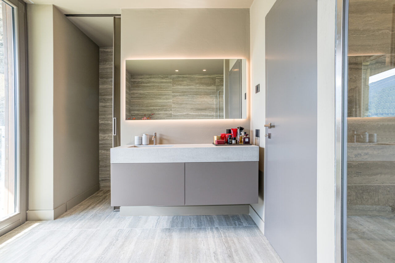 Interior design lago di como. La realizzazione di un bagno di design sul lago di Como da parte dello studio interior design Peverelli Design
