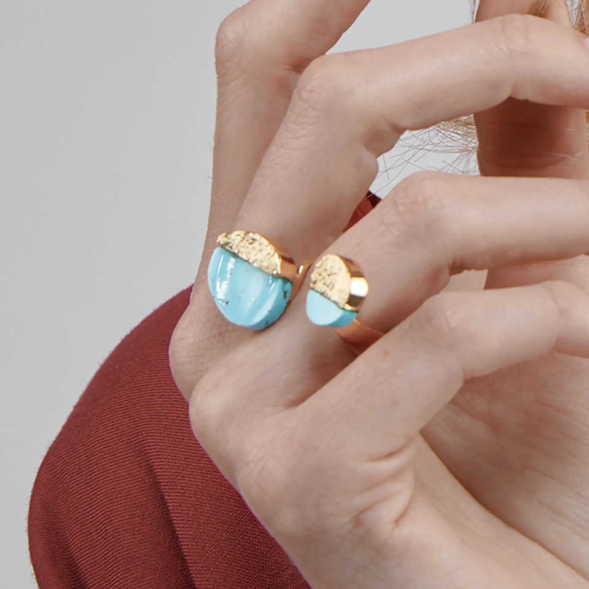 Close up image of the 2 îles Yellow Gold Ring with Armenian Turquoise designed by Thierry Vendôme worn by @lucy.m.w
