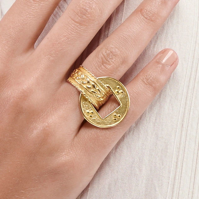Close up of Adam and Eve Ring xsIRynrlh