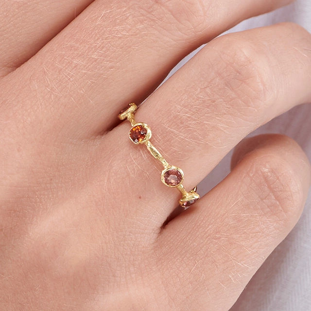 Close up of Alliance de la Semaine Ring h6GdKIH-vi