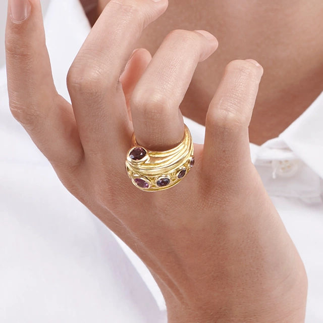 Close up of Athenee Ring oWHDeKhrJ