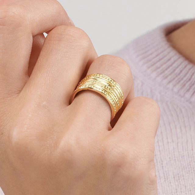 Close up of Beaded Gold Band Ring FqyfWABQu