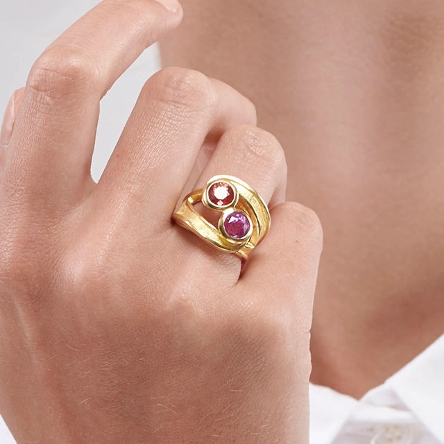 Close up of Double Sapphire Tornado Ring YHUmQM92B