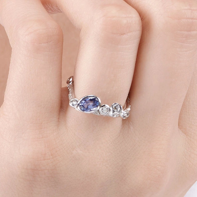 Close up of Eboulis Sapphire and Diamond