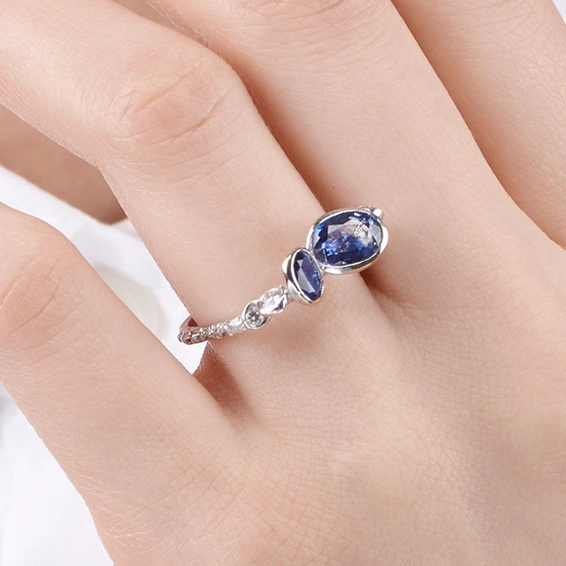 Close up of Eboulis Sapphire and Diamond