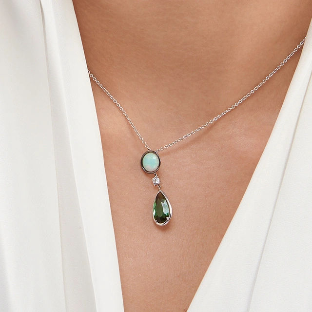 Close up of Larme Australe Pendant czgrqth5T