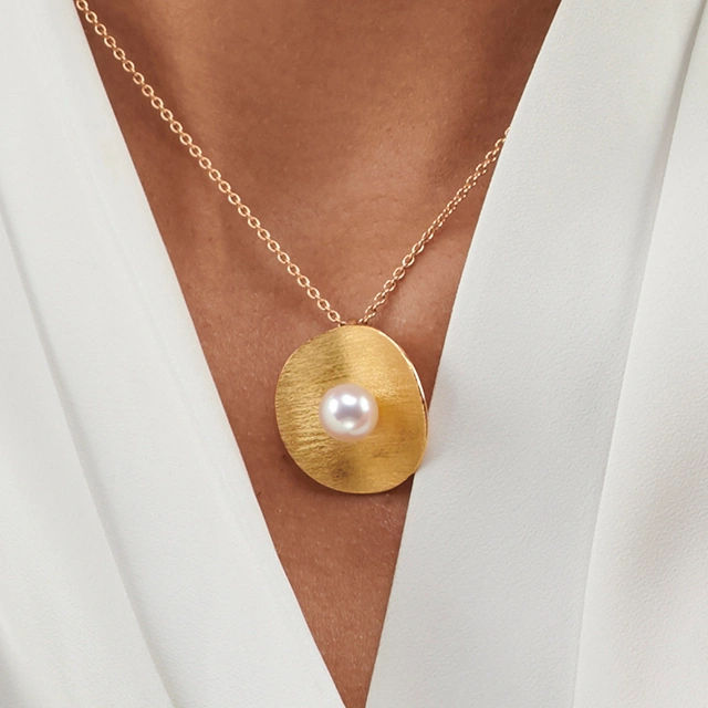 Close up of Perle de Rosee Pendant