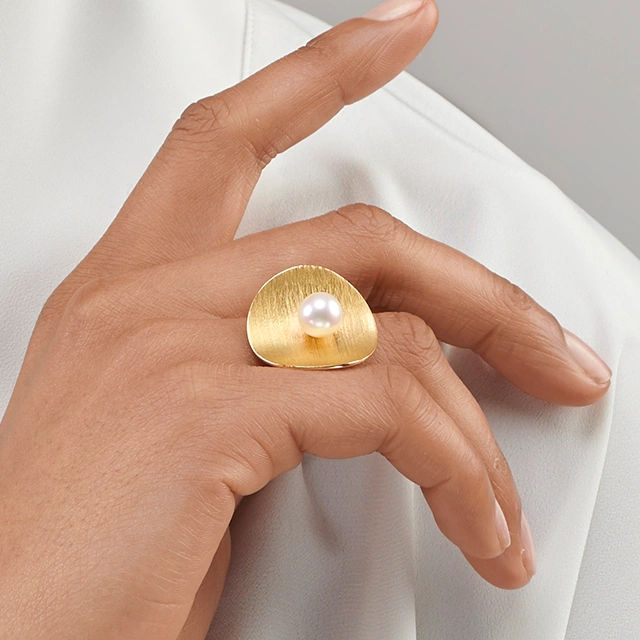 Close up of Perle de Rosee Ring