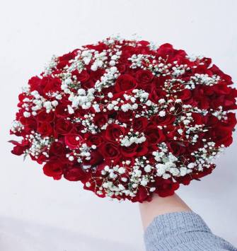 100 Red Roses with Gypsy