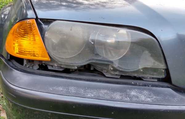 Coupe headlights on a sedan. Seems legit... Coupe headlights on a sedan. Seems legit...