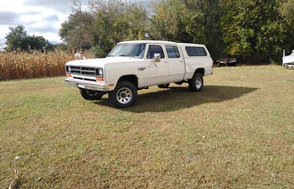 1985 Crew Cab Dodge D350 (4x4 4 speed 360 La)