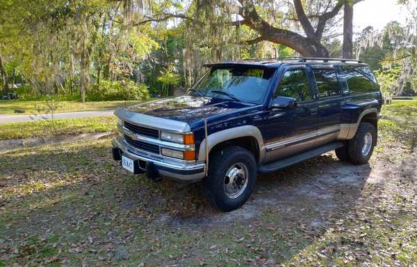 1999 Chevy K2500 Suburban Dually