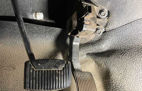 11-16 f250 6.2 gas pedal is direct bolt in to a 80-97 ford cab