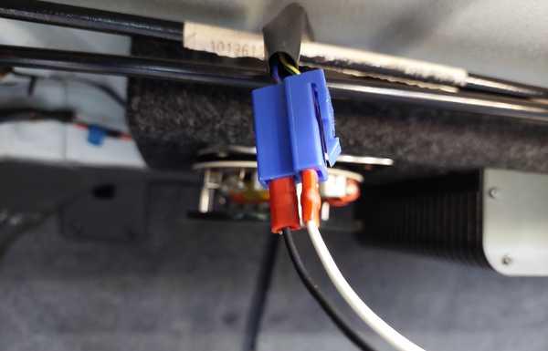 Oktober 2023 - added these single crimpspades to get thee polarity right on the LED trunk light