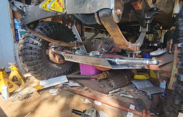 Front steering ram and mount Front steering ram and mount