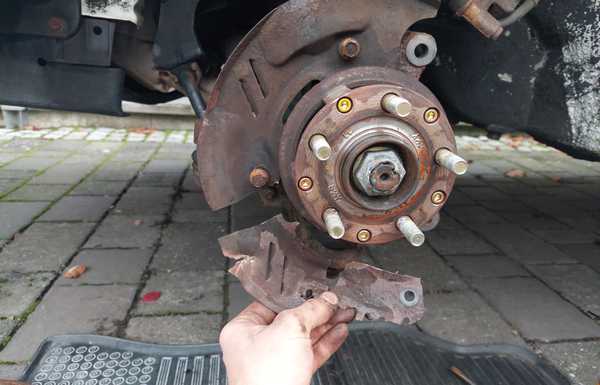 August 2022 - took 1h to split that on the hub without damaging the ABS sensor August 2022 - took 1h to split that on the hub without damaging the ABS sensor
