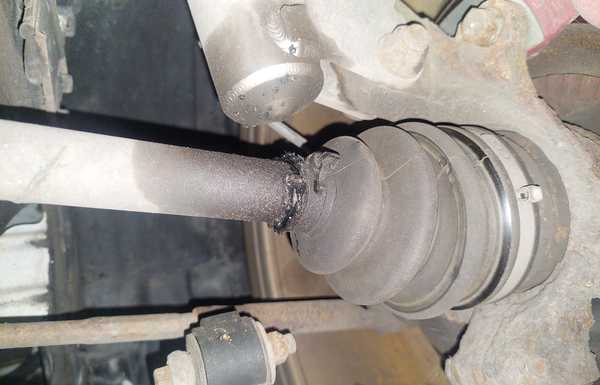 May 2026 -  german TÜV checks this normaly and the mechanic said everything is fine. Not sure why there is that ziptie, I never touched these since I bought the car
