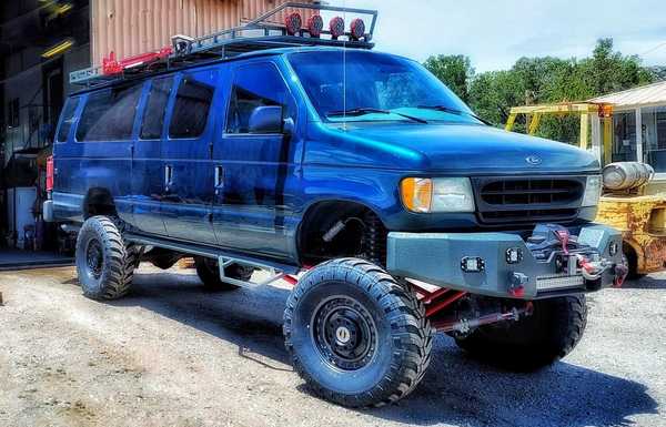 2000 Ford E-350 7.3 and 4 link front suspension. 